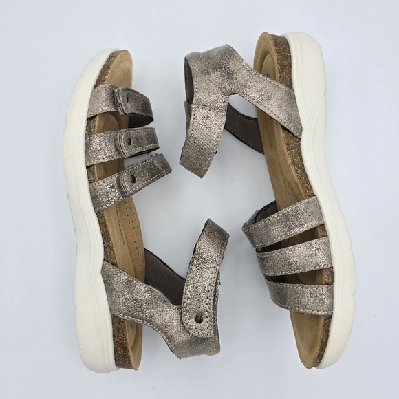 NEW! 7N NARROW WIDTH Clarks Collection April Dove Platinum Velcro Strap Sandals - Picture 11 of 16